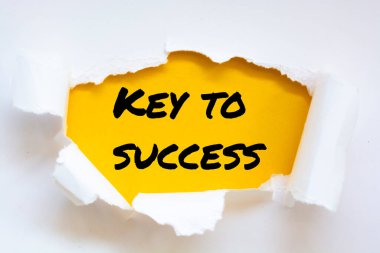 Yırtık beyaz zarfın arkasında görünen metin - Başarının anahtarı