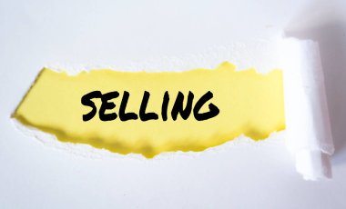 Satış sözcüğü yırtık kağıdın arkasında beliriyor