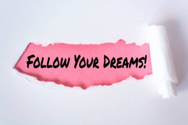 Yırtık kağıda yazılmış Hayallerinizi İzleyin iletisi.