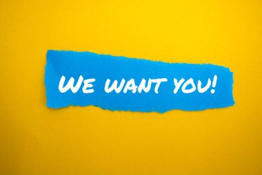 Yırtık kenarlı beyaz kağıt delikleri.