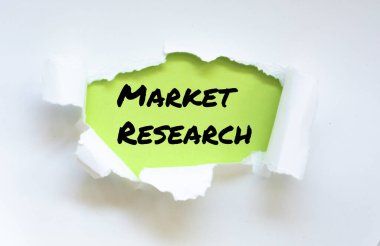 Pazar Araştırması kelimelerini ortaya çıkaran yırtık kahverengi kağıt.