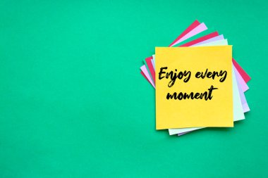 Sarı yapışkan notlara yazılan her anın tadını çıkar..