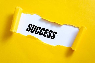 Yırtık sarı kağıdın arkasında Metin Başarı görünüyor