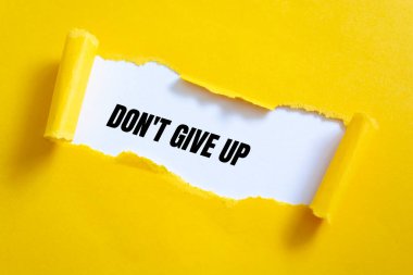 Yırtık sarı kağıdın arkasında pes etmez.