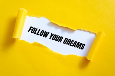 Yırtık kağıda yazılmış Hayallerinizi İzleyin iletisi.