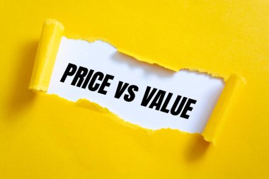 Yırtık sarı kağıt Price ve Değer 'i ortaya çıkarıyor.