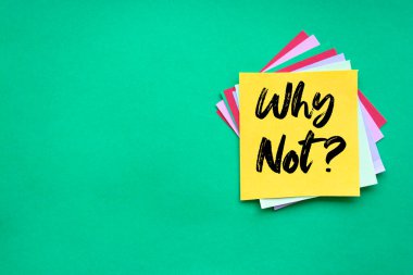 Neden soru değil? Yapışkan nota yazılmış Liderlik Motivasyonu iş konsepti.