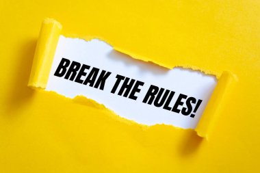 Yırtık kağıdın altında yazılan kuralları çiğne.