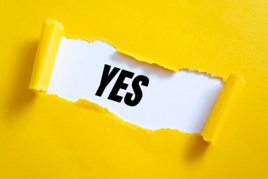 Yırtık kağıdın altında EVET yazıyor.