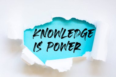 Bilgi kelimesini açığa çıkaran yırtık beyaz kağıt güçtür.