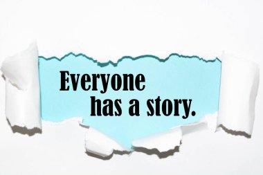Herkesin yırtık kağıda yazılmış bir hikayesi vardır..
