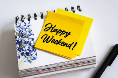 İş yeri konsepti - Mutlu Hafta sonu Notları ile Ofis Masası metin, şablon veya modelleme için boş alan