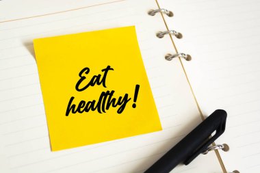 Sarı Not Defterini kapat ve randevu ayarlayan bir deftere yapıştır. Önemli bir randevuyu hatırlatmak için beyaz bir not defterine 