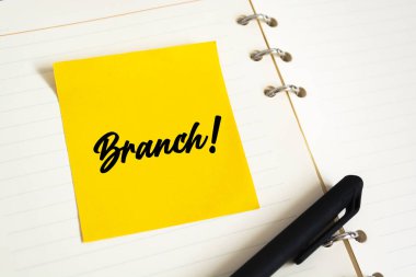 Sarı Not Defterini kapat ve randevu ayarlayan bir deftere yapıştır. Branch 'in beyaz bir deftere yazdığı kelimeler size önemli bir randevuyu hatırlatmak için..