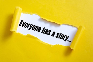 Herkesin yırtık kağıda yazılmış bir hikayesi vardır..