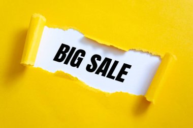 Yırtık bir kağıtta büyük indirim