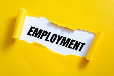 Beyaz yüzey üzerinde işe yarar kelimelerle yırtılmış sarı kağıt.