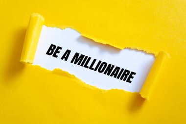Beyaz yüzeyde yırtık sarı kağıt Milyoner kelimelerle