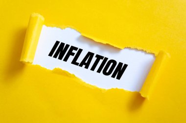 Beyaz yüzeyde şişme kelimelerle yırtılmış sarı kağıt.