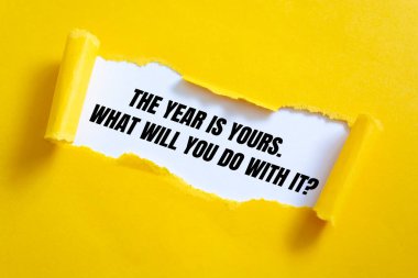 Motivasyon alıntısı. Yıl senin. - Onunla ne yapacaksın? Yırtık sarı kağıdın arkasında beliriyor.