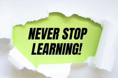 Hiç durmadan öğrenildiğini gösteren metin işareti! E-öğrenim eğitim kavramı