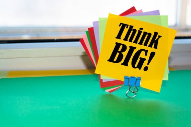 Metin işareti büyük düşün diyor..