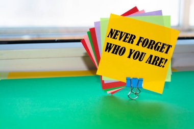 İlham verici ve motive edici Alıntı - Kim olduğunu asla unutma.