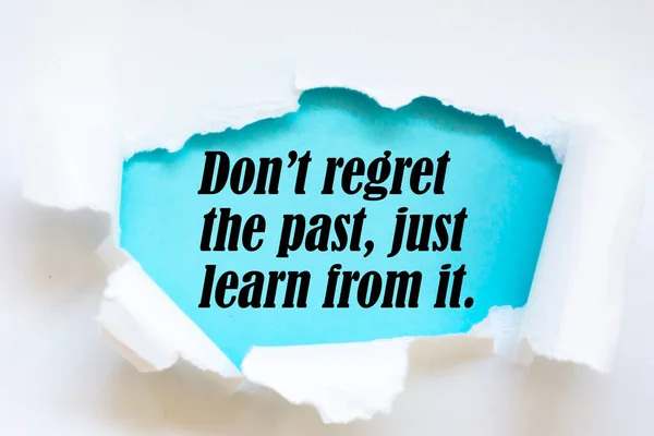 Motivasyon ve ilham verici bir alıntı - Geçmişten pişmanlık duyma, sadece ondan öğren.