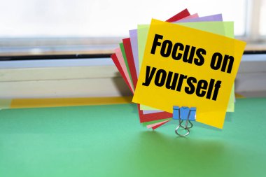 Kendine odaklandığını gösteren metin işareti