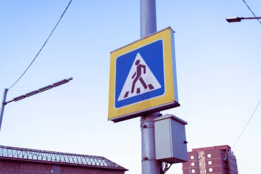 Şehir caddesinde yaya geçidi tabelası