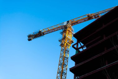 İnşaat alanı. Vinçli inşaat alanı. Beton bina yapım aşamasında