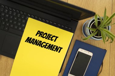 Proje Yönetimini gösteren metin işareti