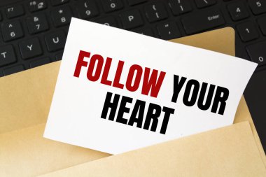 Metin işareti gösteriyor Kalbini takip et