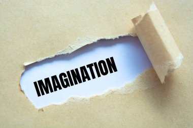 Kahverengi yırtık kağıdın altında yazılan hayal kelimesi.