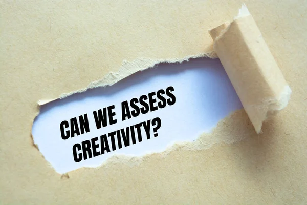 Můžeme Posoudit Kreativitu Otázka Napsaná Pod Roztrhaným Papírem — Stock fotografie