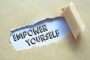 Metin Güçlendir Kendini yırtık kahverengi kağıdın arkasında belirirken