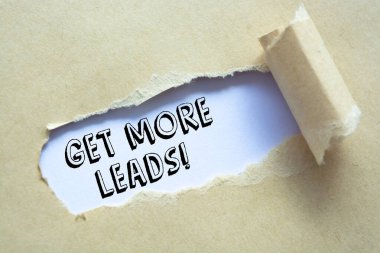 Yırtık kahverengi kağıdın arkasında daha çok kurşun görünsün.