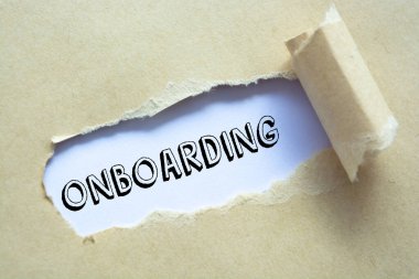 Yırtık kahverengi kağıdın arkasında gözüken SMS ONBOARING