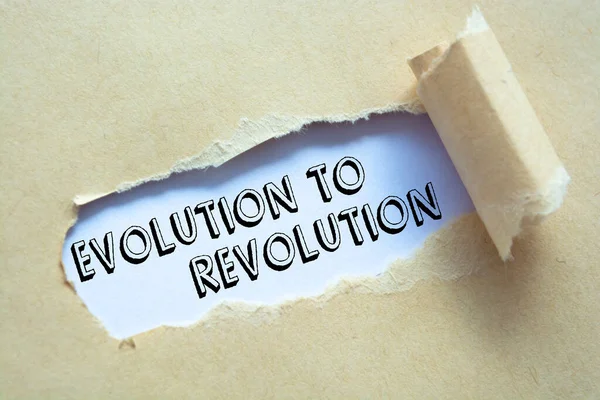 在撕破的褐色纸后面出现的革命演变 — 图库照片