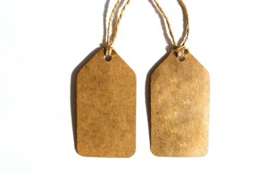 Ürüne asılmak için boş etiket bağlandı. Beyaz arkaplanda kırpma yolu ile izole edilmiş indirimli fiyat veya indirimi için.