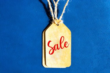 Mavi arka planda kahverengi etiket. Üst görünüm, boşluğu kopyala. Etiketi 