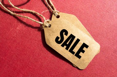 Kırmızı arka planda kahverengi etiket. Üst görünüm, boşluğu kopyala. Etiketi 