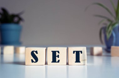 Işık masasındaki tahta küplere yazılmış SET konsepti.