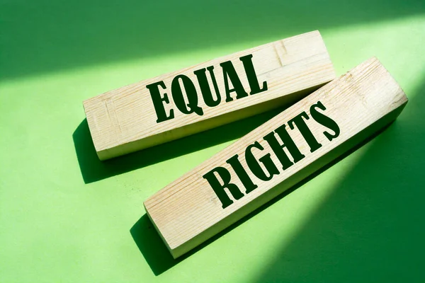 Gleichberechtigung Worte Auf Holzklötzen Auf Grünem Hintergrund Soziales Gleichheitskonzept — Stockfoto