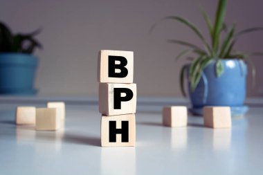 BPH - İyi huylu Prostatik Hiperplazi - tahta küplerle ilgili metin, beyaz arkaplan