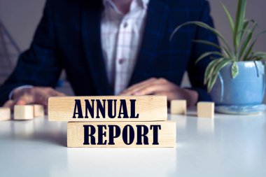 Bir masanın üzerinde duran tahta bloklara yazılmış yıllık rapor metin kavramı