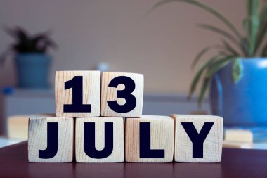 13 Temmuz - ahşap bloklardan harflerle, önemli tarih kavramı