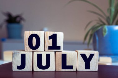 1 Temmuz - ahşap bloklardan harflerle, önemli tarih kavramı