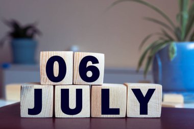 6 Temmuz - ahşap bloklardan harflerle, önemli tarih kavramı