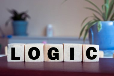 Ahşap bloğa yazılmış mantıksal kelime